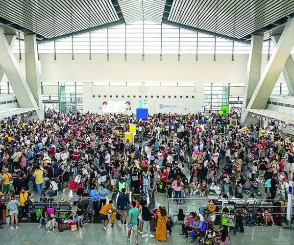 Philippine authorities on full alert as vacationers make their way back to Manila